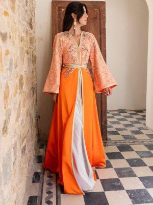 location Caftan Tangerine en location, tenue traditionnelle orange et dorée, confection raffinée disponible au Mans avec livraison rapide dans toute la France par une équipe professionnelle.
