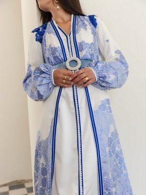 Caftan Santori en location, modèle élégant et raffiné, disponible au Mans avec livraison rapide dans toute la France par une équipe professionnelle.